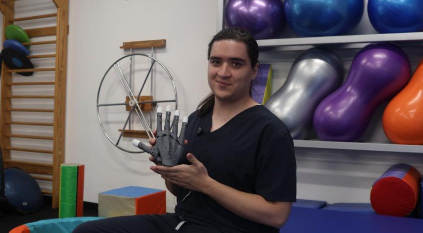 Estudiante de Fisioterapia desarrolla brazo biónico de código abierto para reducir costos