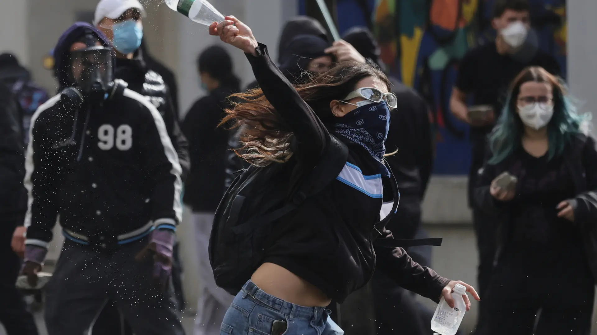 Tirana recupera la calma tras tres días de disturbios y enfrentamientos pero las protestas continúan en más ciudades
