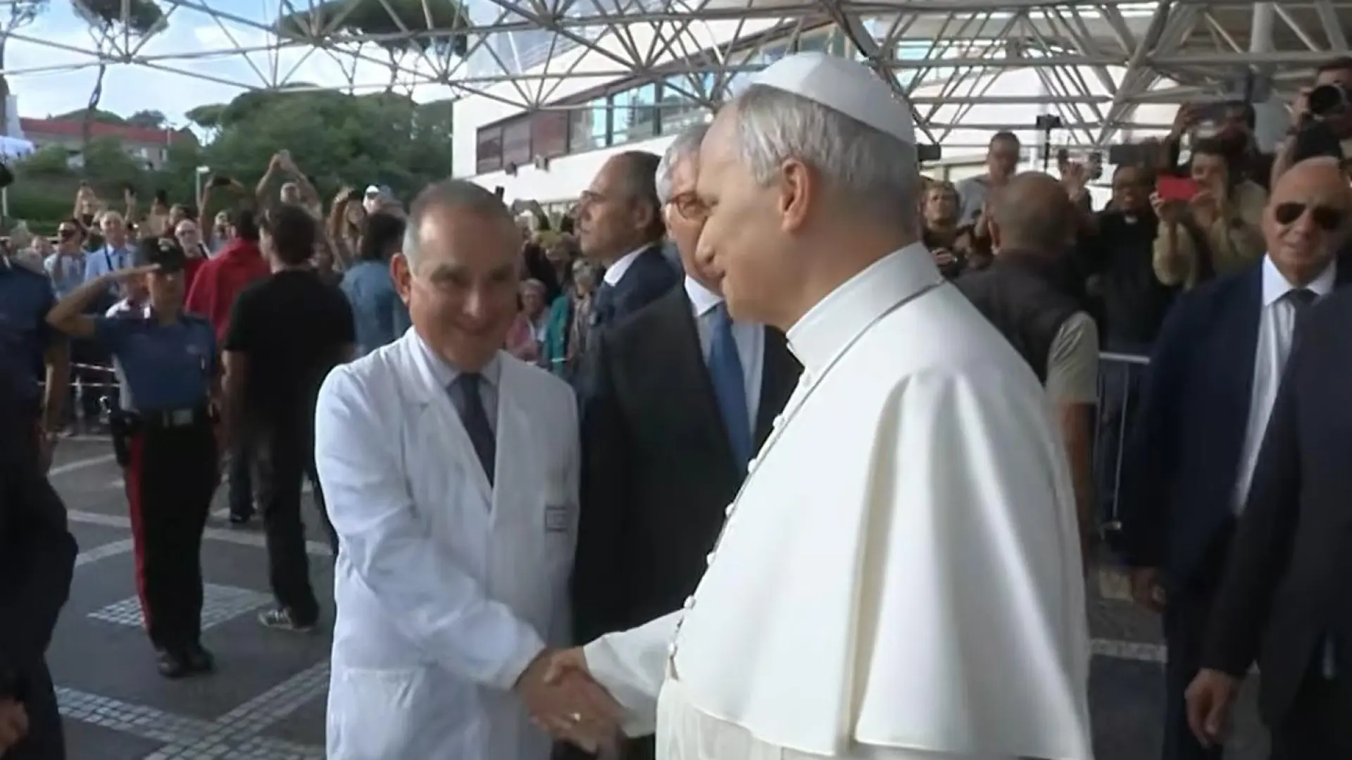 El papa León XIV sale por su pie del hospital tras recibir el alta y este domingo rezará el Ángelus en el Vaticano