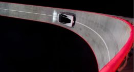 ¿Cómo logra el Tesla Roadster conducir boca abajo sin caer? La tecnología detrás de la hazaña