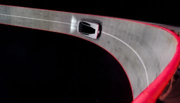 ¿Cómo logra el Tesla Roadster conducir boca abajo sin caer? La tecnología detrás de la hazaña