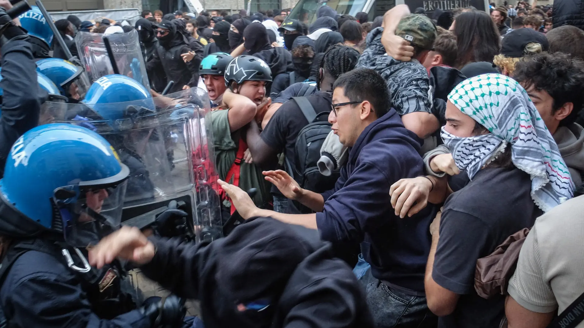 Italia vive una intensa jornada de protestas contra el aumento del coste de la vida con choques y el anuncio de una huelga general