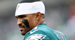 Hurts, estrella de los Philadelphia Eagles, estará un mes de baja