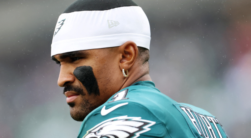 Hurts, estrella de los Philadelphia Eagles, estará un mes de baja