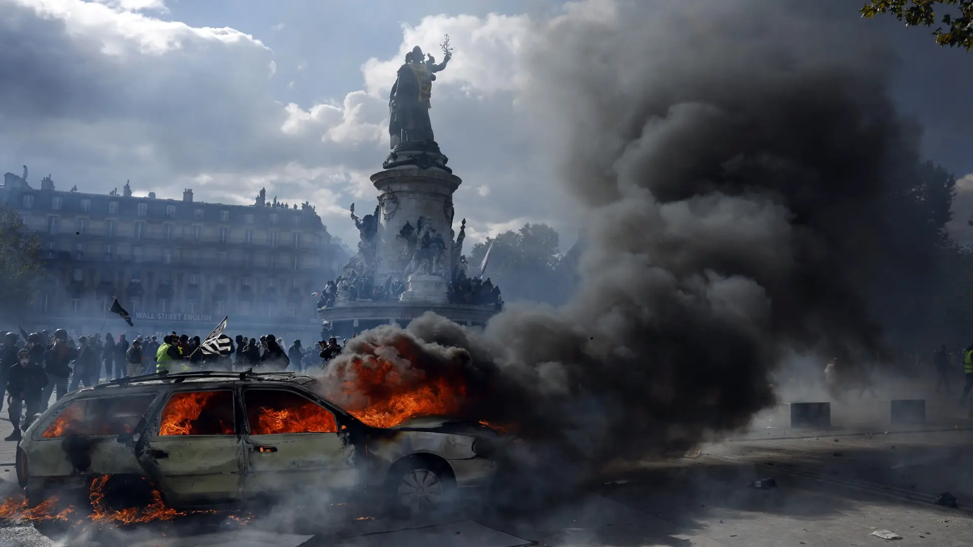 Caos en las protestas contra el coste de la vida en toda Francia: más de 1.200 detenidos, 150 policías heridos, saqueos e incendios…