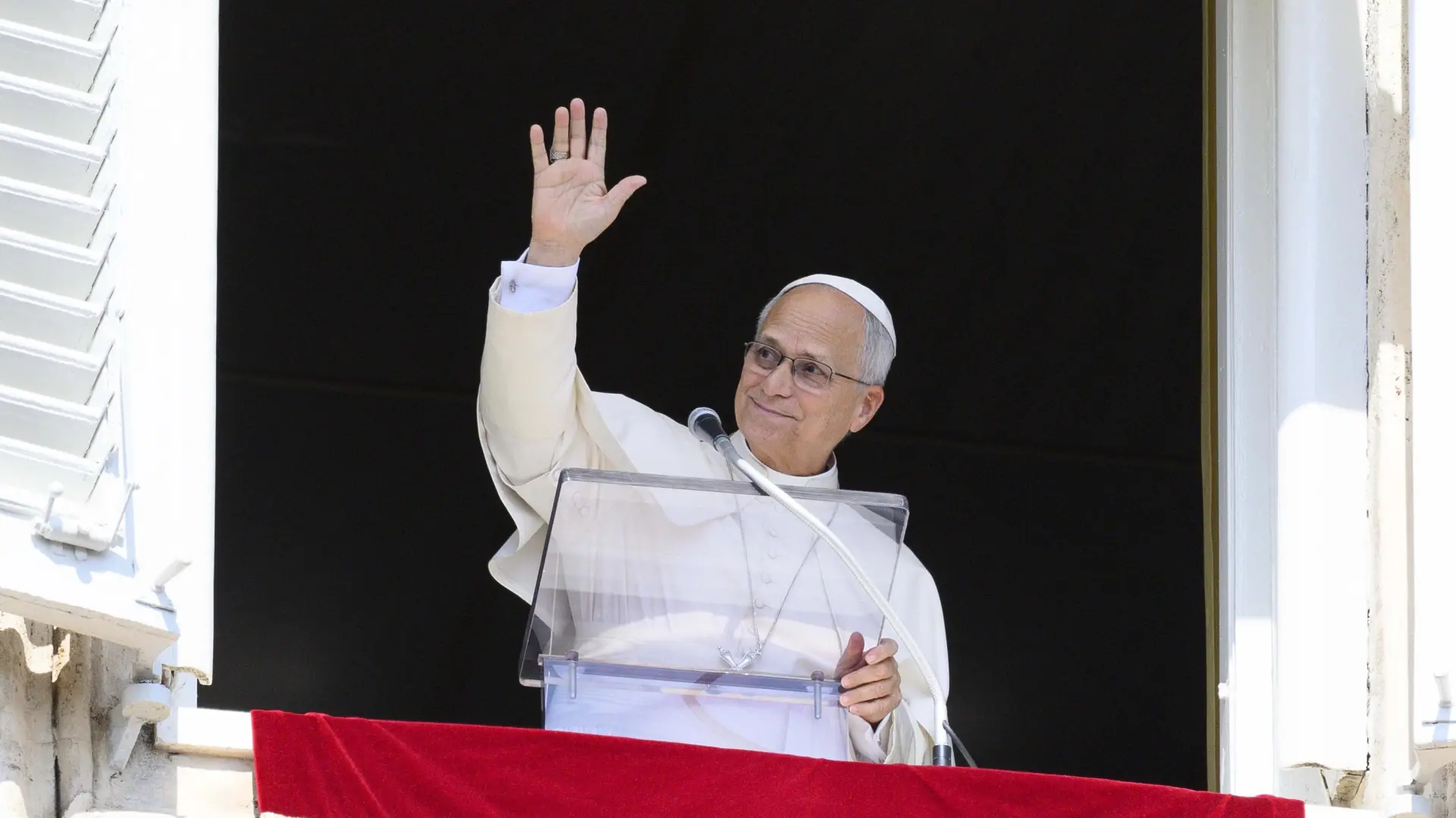 El Papa León XIV reaparece en el rezo del ángelus en el Vaticano tras su operación de por un tumor en un pulmón