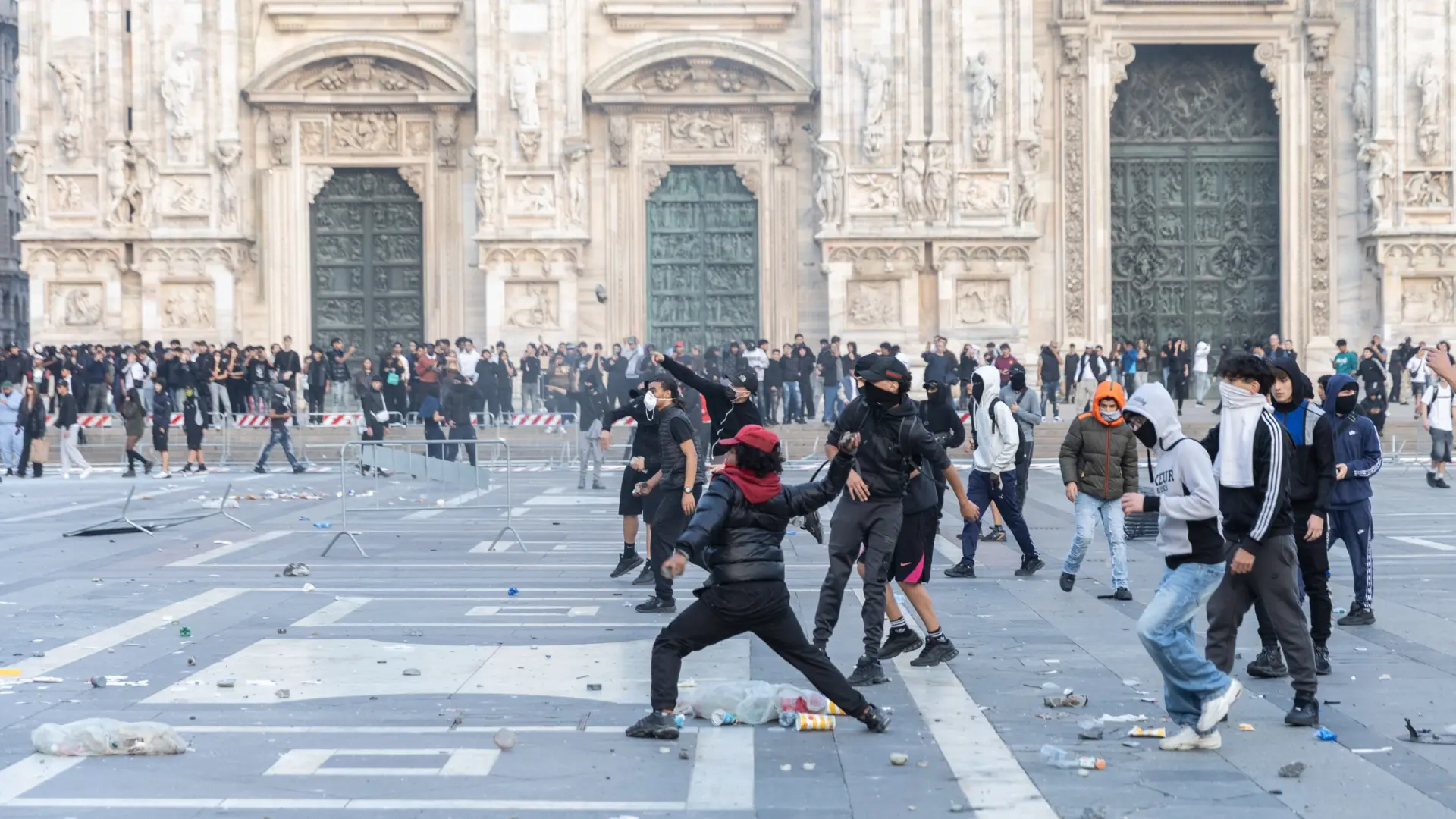 Italia vive protestas violentas contra el coste de la vida: los disturbios se extienden por las calles de Milán, Turín y Bolonia