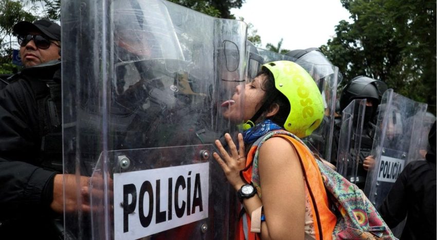 Petardos y bombas molotov en segunda marcha por agua limpia en Guadalajara