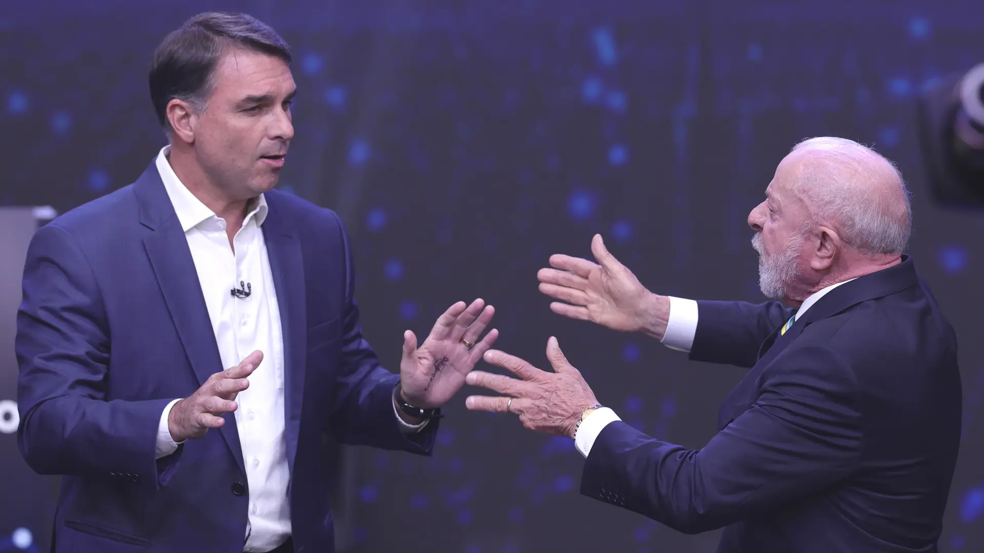 Lula y Flávio Bolsonaro chocan por las sospechas de corrupción en un tenso debate presidencial