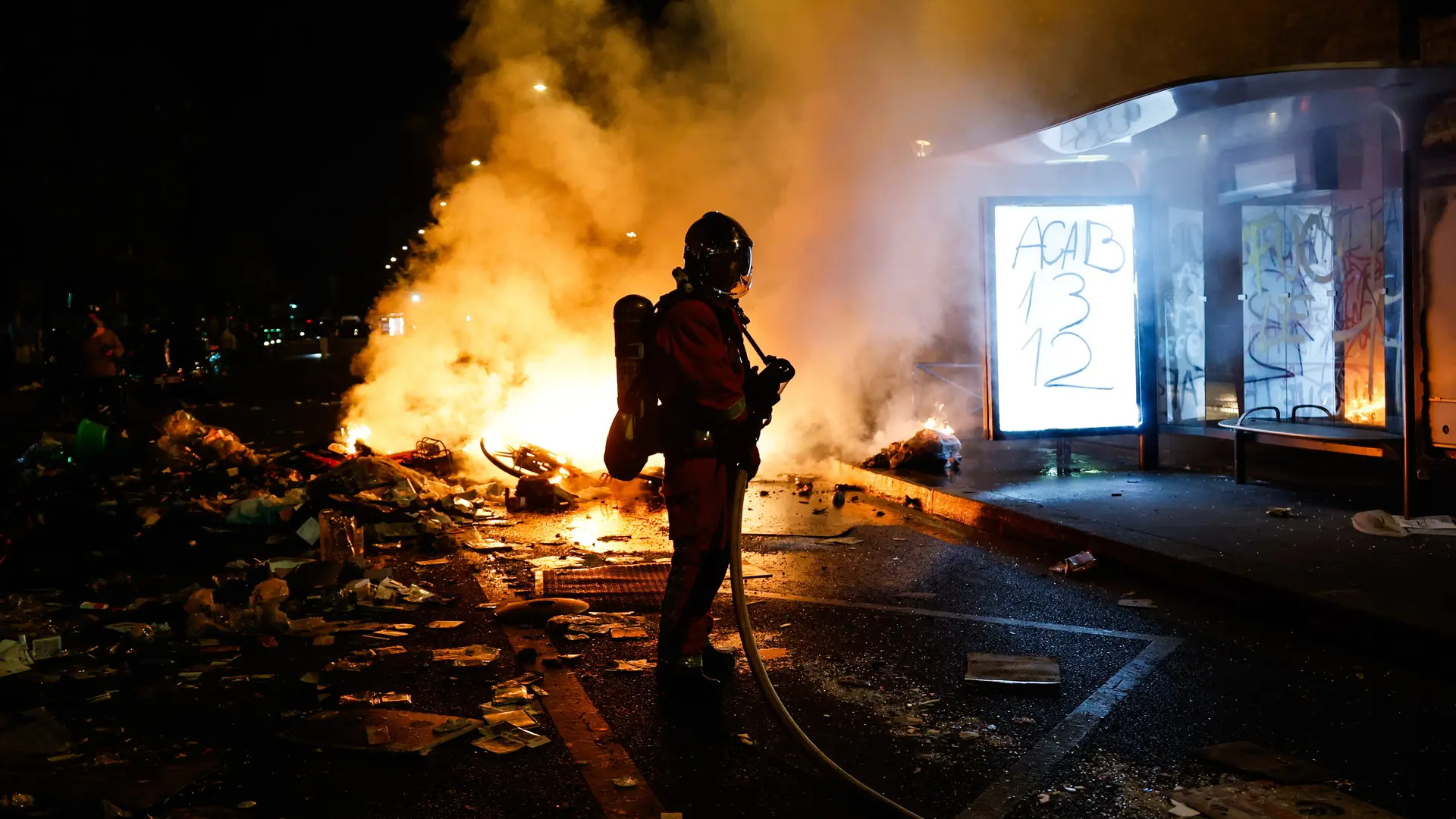 Protestas en Francia y disturbios, en directo | Macron rechaza la dimisión del ministro del Interior y le pide más contundencia contra los violentos que están incendiando el país
