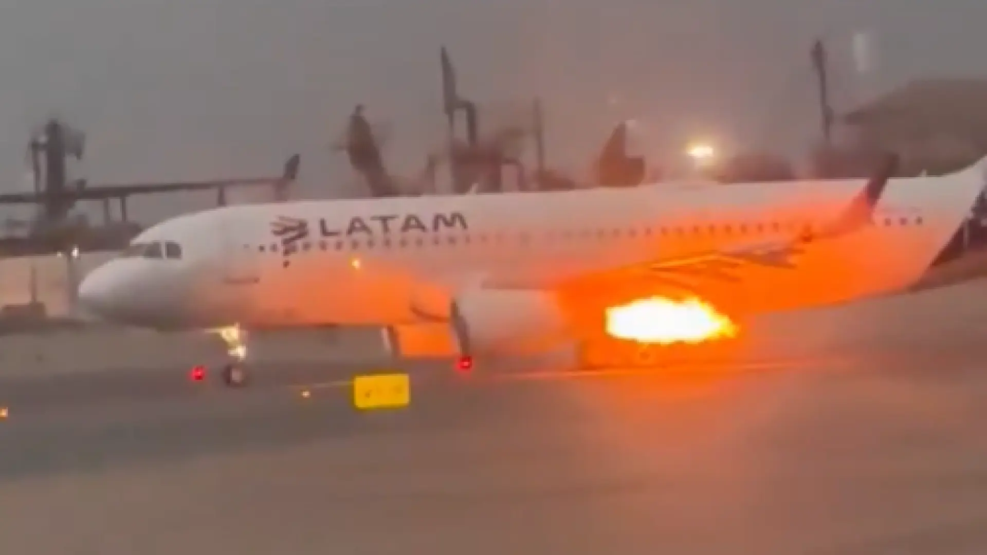 Un avión sufre un incendio en una de sus alas cuando se preparaba para despegar del aeropuerto de Lima