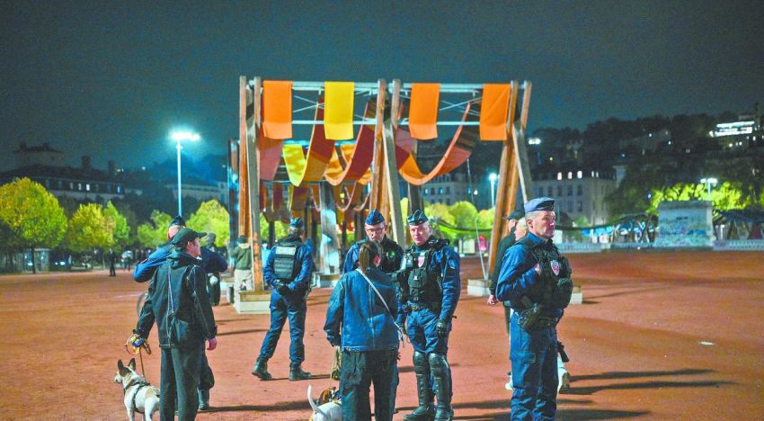 Francia impone toques de queda parciales