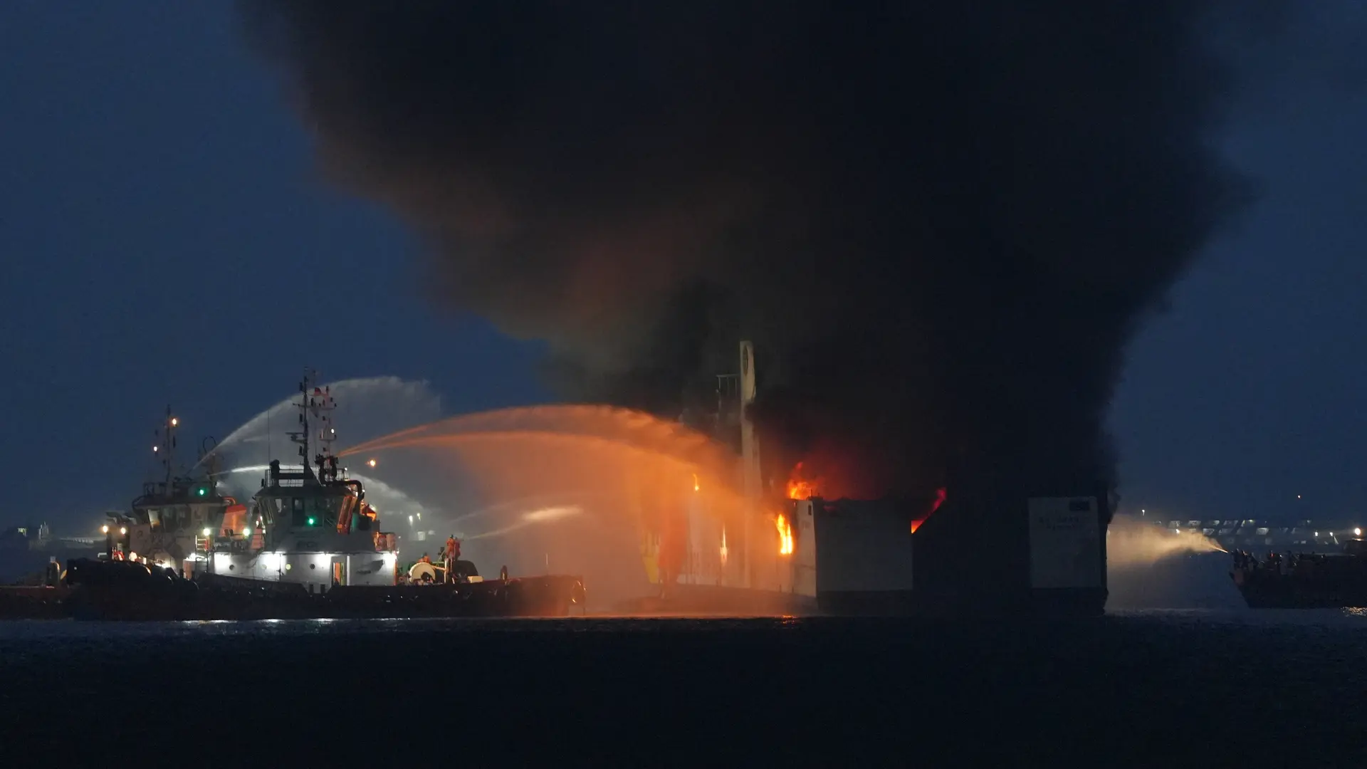 Un ferri de pasajeros se incendia durante una ruta entre Java y Sumatra, las dos islas más pobladas de Indonesia