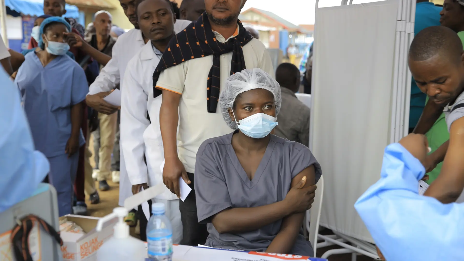 Tres países africanos ya registran casos de ébola mientras la cifra de muertos asciende a más de 4.600