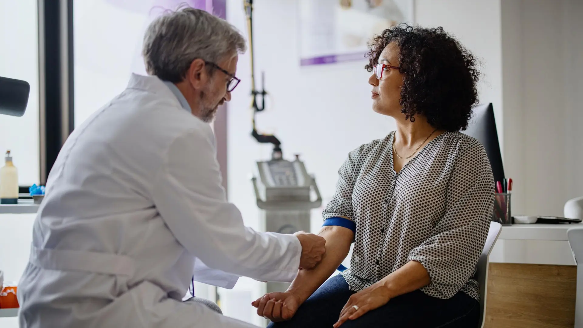El BOE recoge nuevas situaciones especiales de baja médica: de los síntomas de la menopausia a lesiones por violencia de pareja