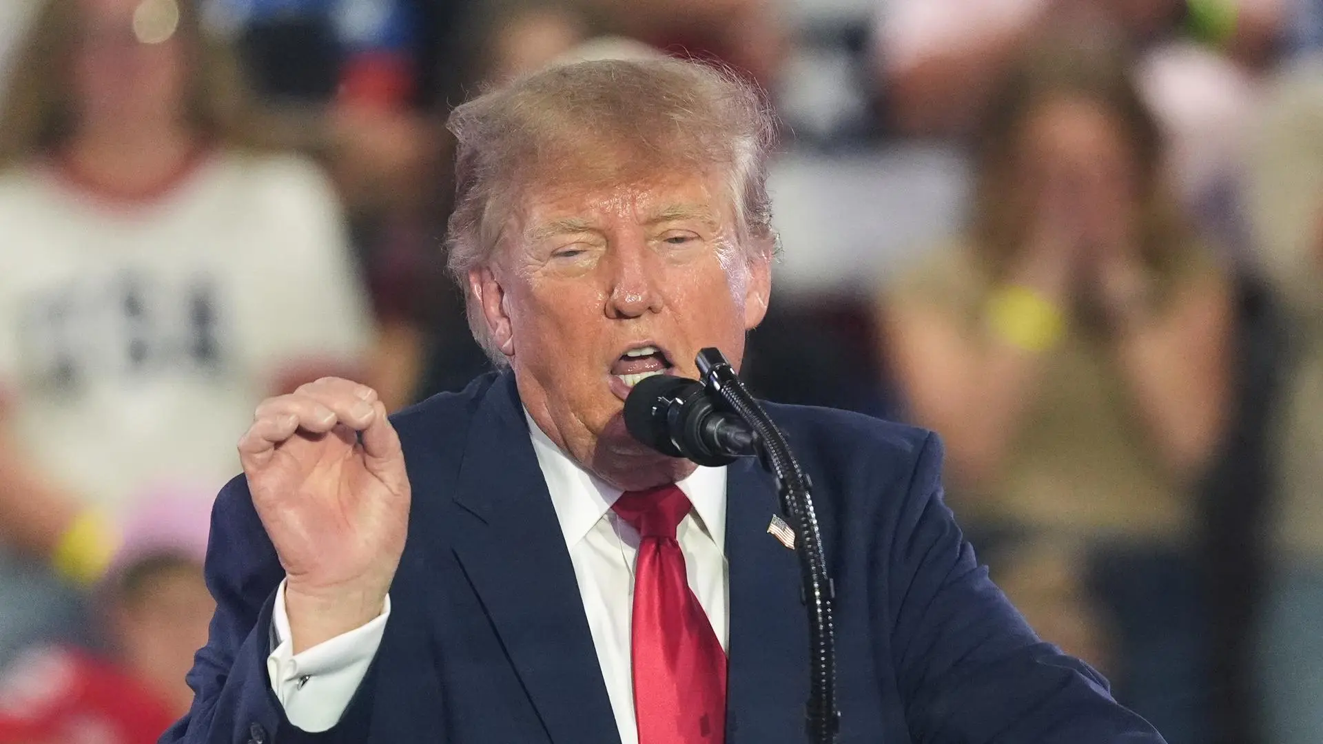 Trump alerta de los «cientos de miles» de «gentes airadas» que entraron en España «hace un mes»