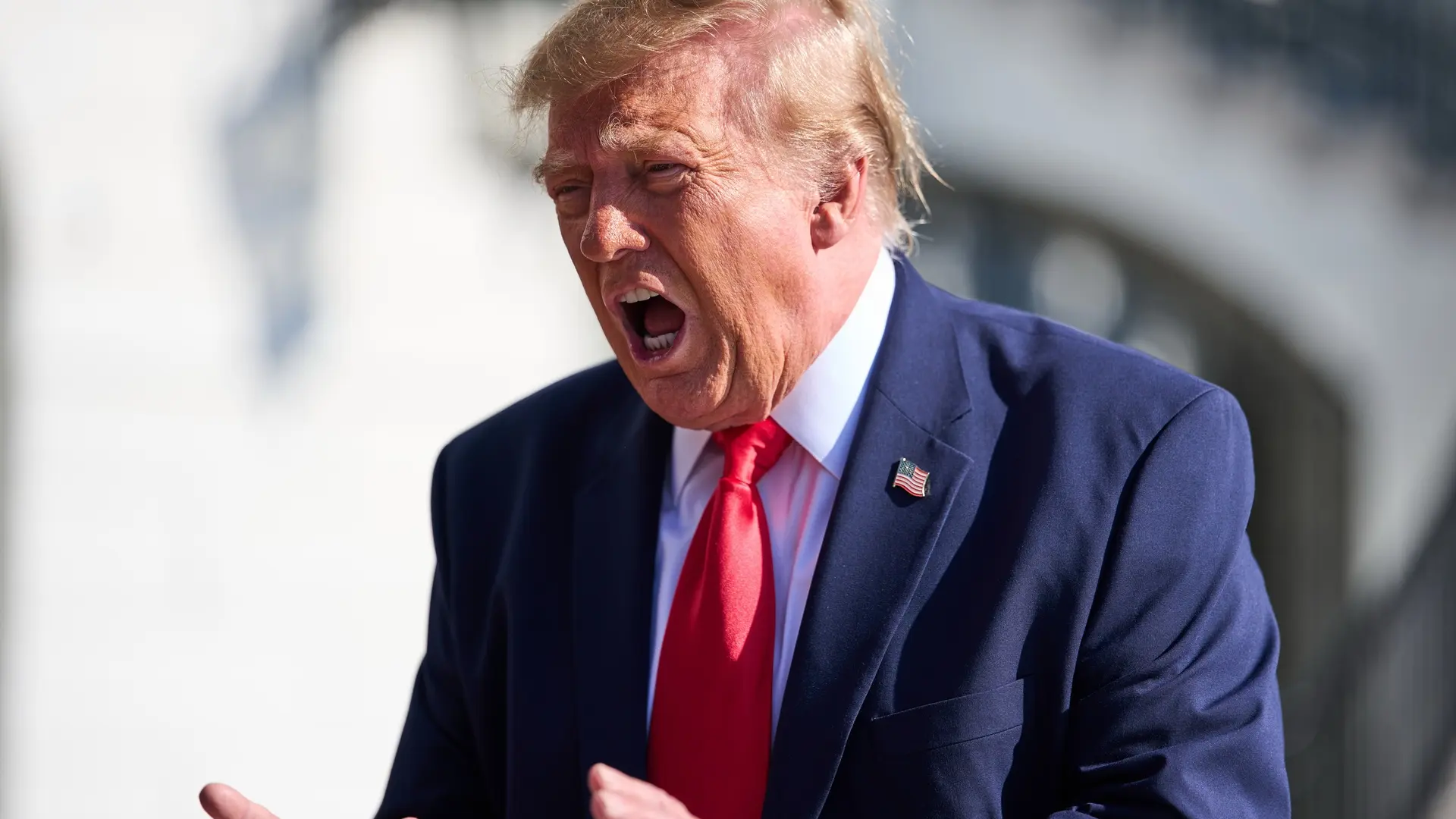 Donald Trump acusa a la cadena Fox de ayudar a demócratas el mismo día que le hacen una entrevista