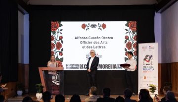 Entre aplausos, adoquines y cinefilia: Alfonso Cuarón recibe la Orden de las Artes y las Letras
