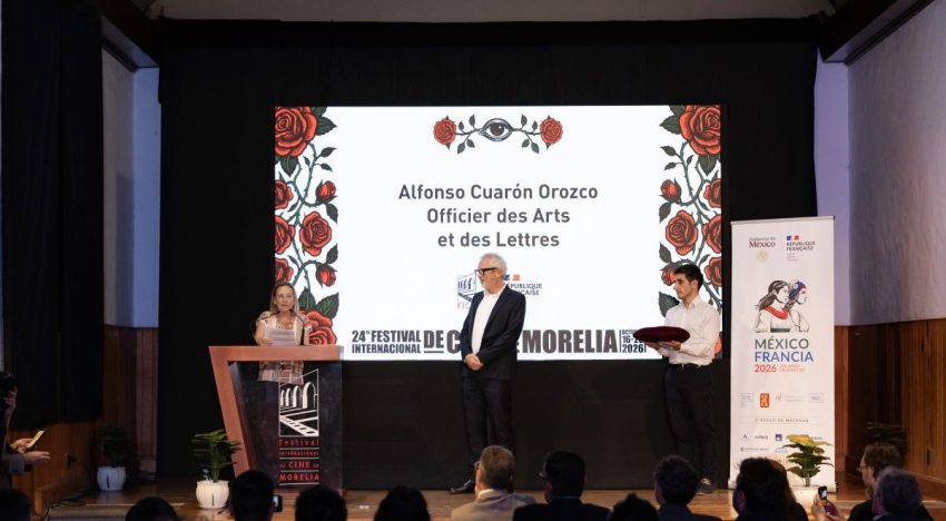 Entre aplausos, adoquines y cinefilia: Alfonso Cuarón recibe la Orden de las Artes y las Letras
