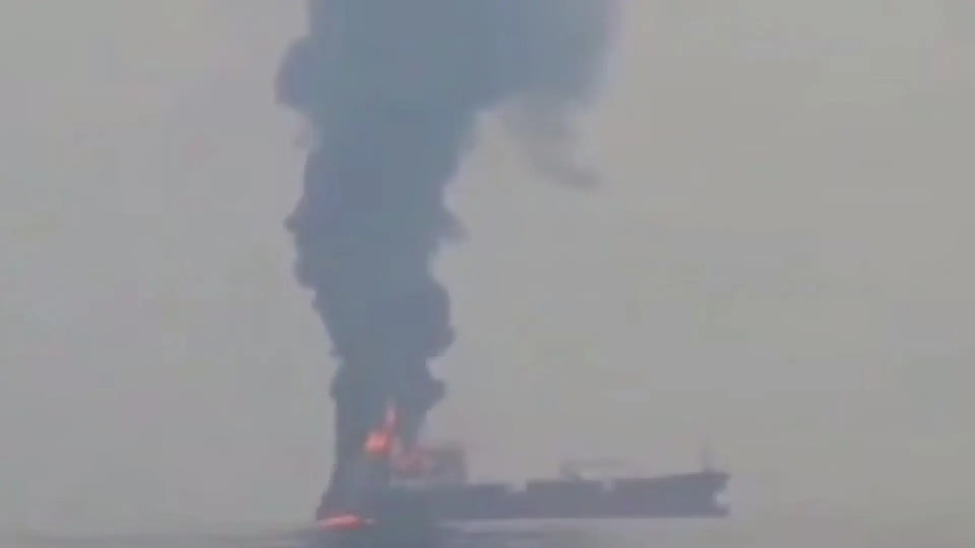 Irán informa de explosiones e incendios en otros dos superpetroleros en Ormuz