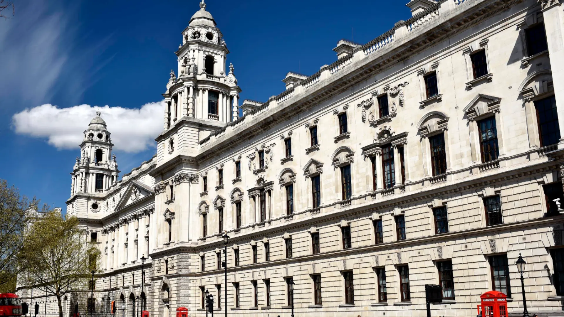 Otro millonario abandona Londres para pagar menos impuestos en un paraíso fiscal del Canal de la Mancha