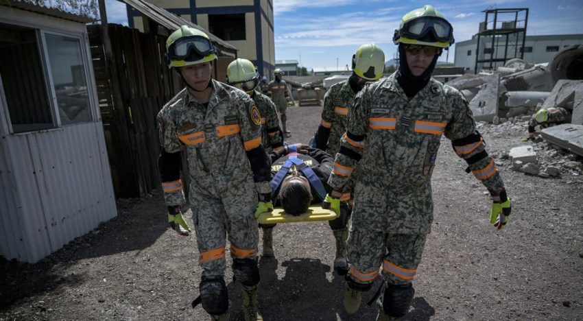 Escombros, rapel, perros buscadores: así entrena la unidad de rescate del Ejército mexicano