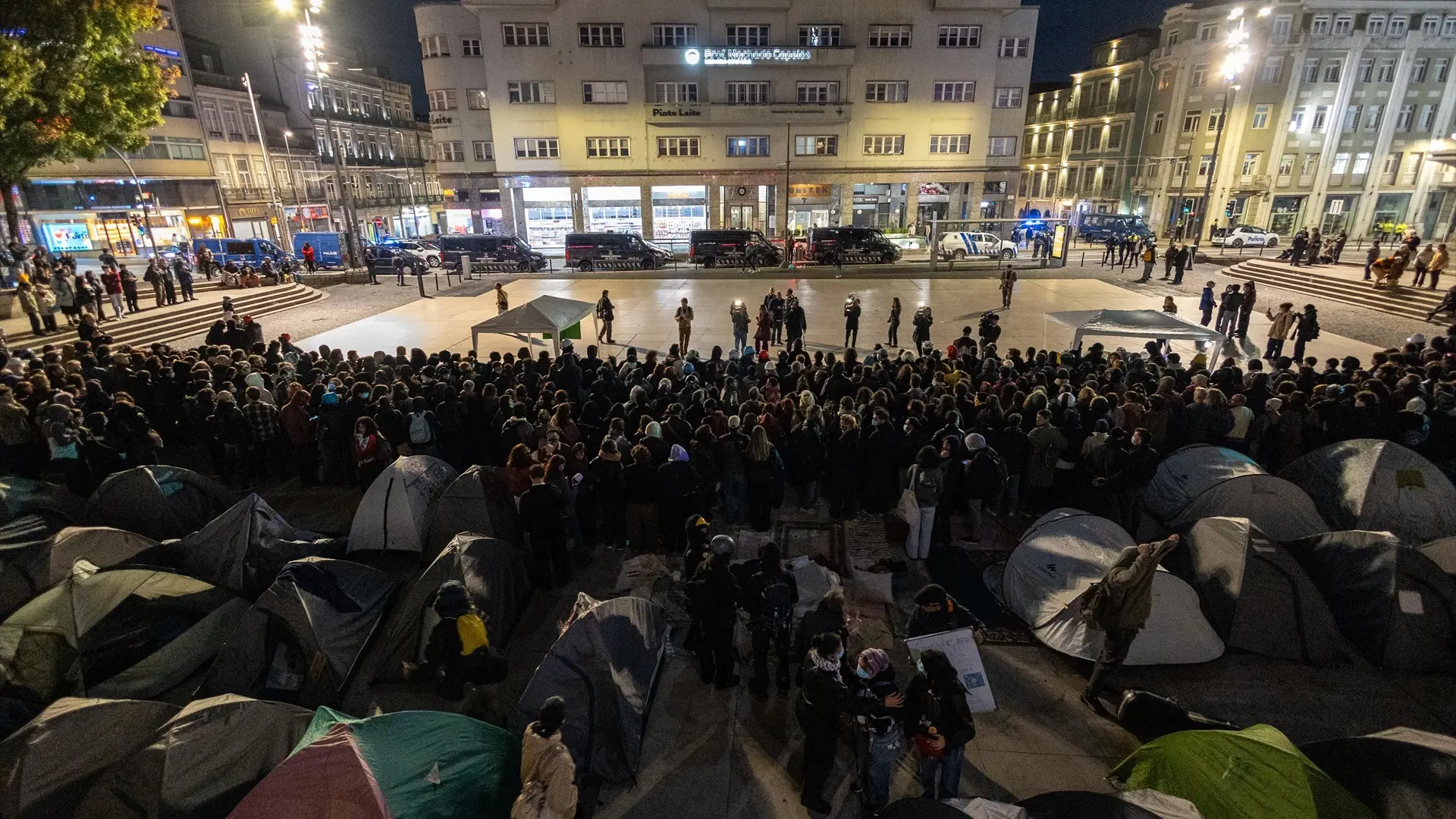 Más de 50 heridos y 31 detenidos tras el desalojo de las acampadas por la vivienda de Lisboa y Oporto