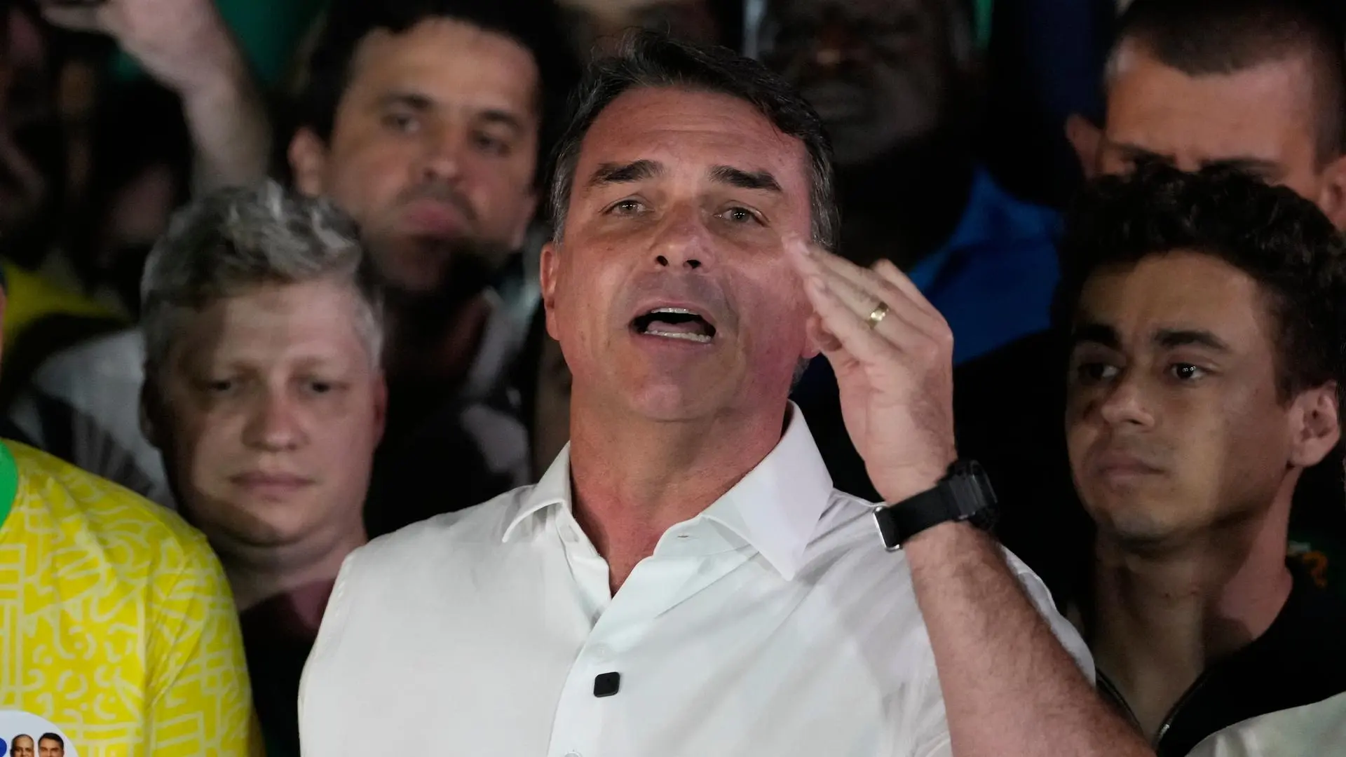 Flávio Bolsonaro asegura que el Supremo le ha ordenado entregar su pasaporte por riesgo de fuga tras perder las elecciones