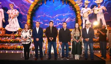 Ricardo Gallardo inaugura monumental altar de muertos en Palacio de Gobierno