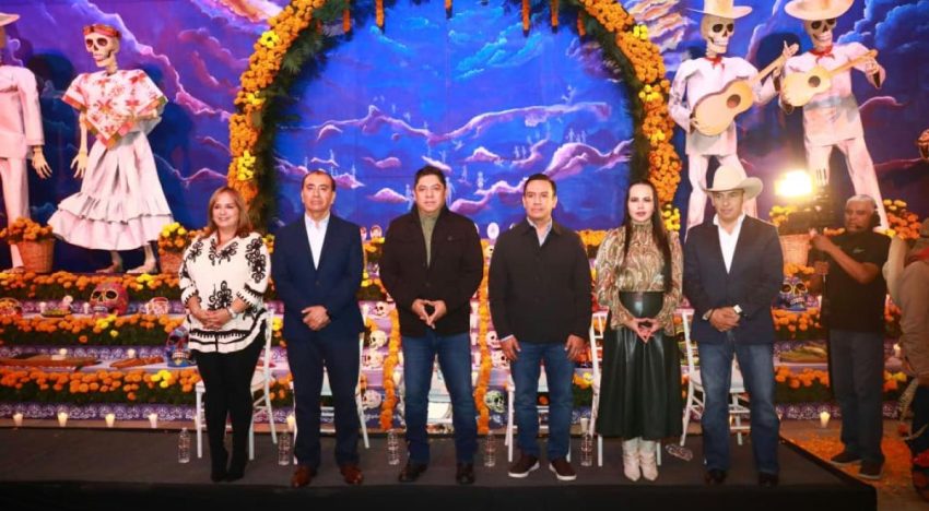 Ricardo Gallardo inaugura monumental altar de muertos en Palacio de Gobierno