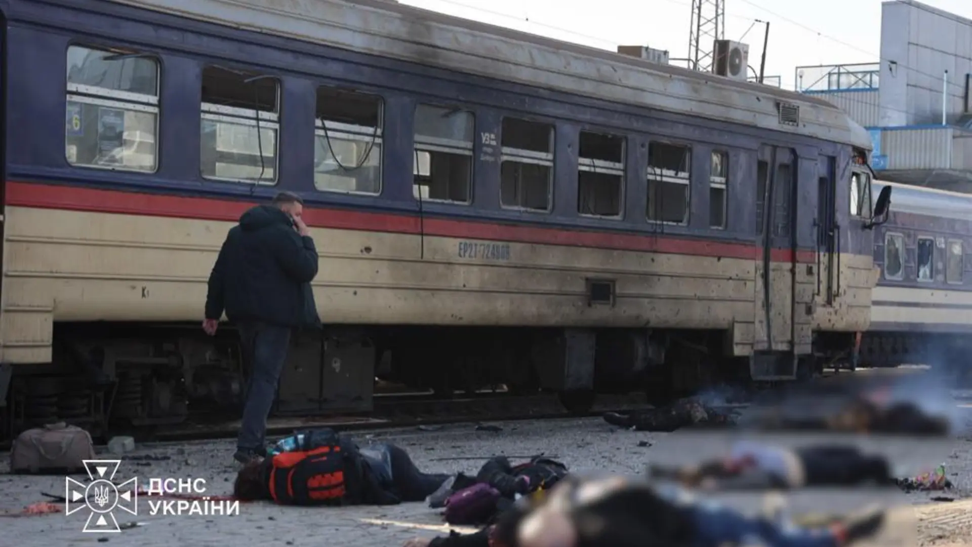 Un brutal ataque ruso contra la estación de pasajeros en Dnipro deja 14 muertos: «Esto es una guerra genocida»