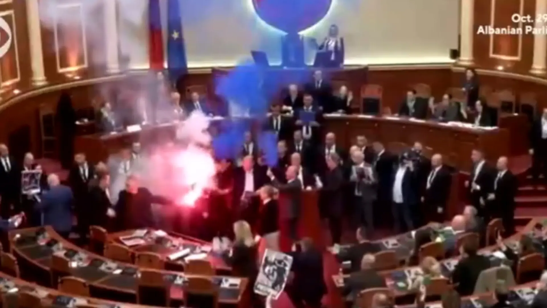 Bengalas, humo y caos en el Parlamento de Albania: la oposición toma el hemiciclo para exigir la dimisión de Rama