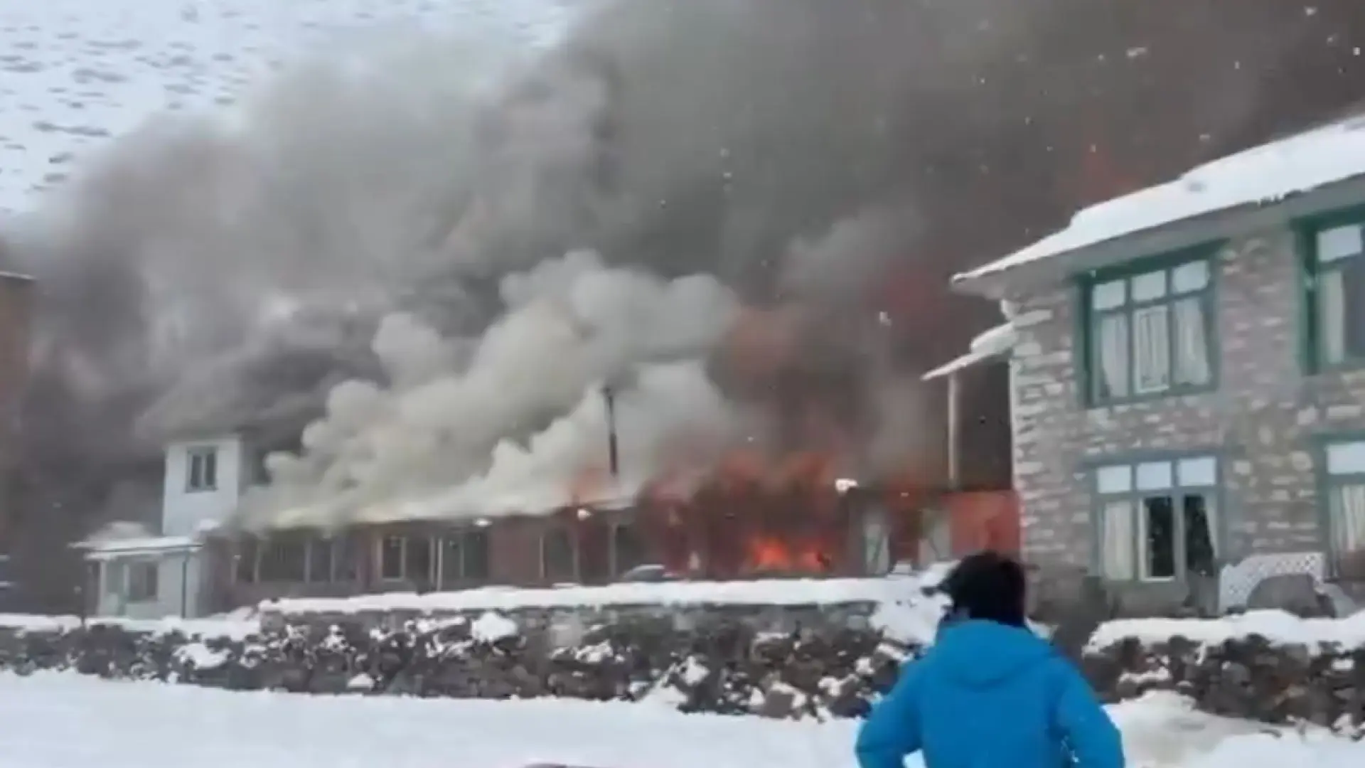 Un incendio arrasa un hotel junto al campamento base del Everest: «Aquí no hay ningún equipo de rescate»