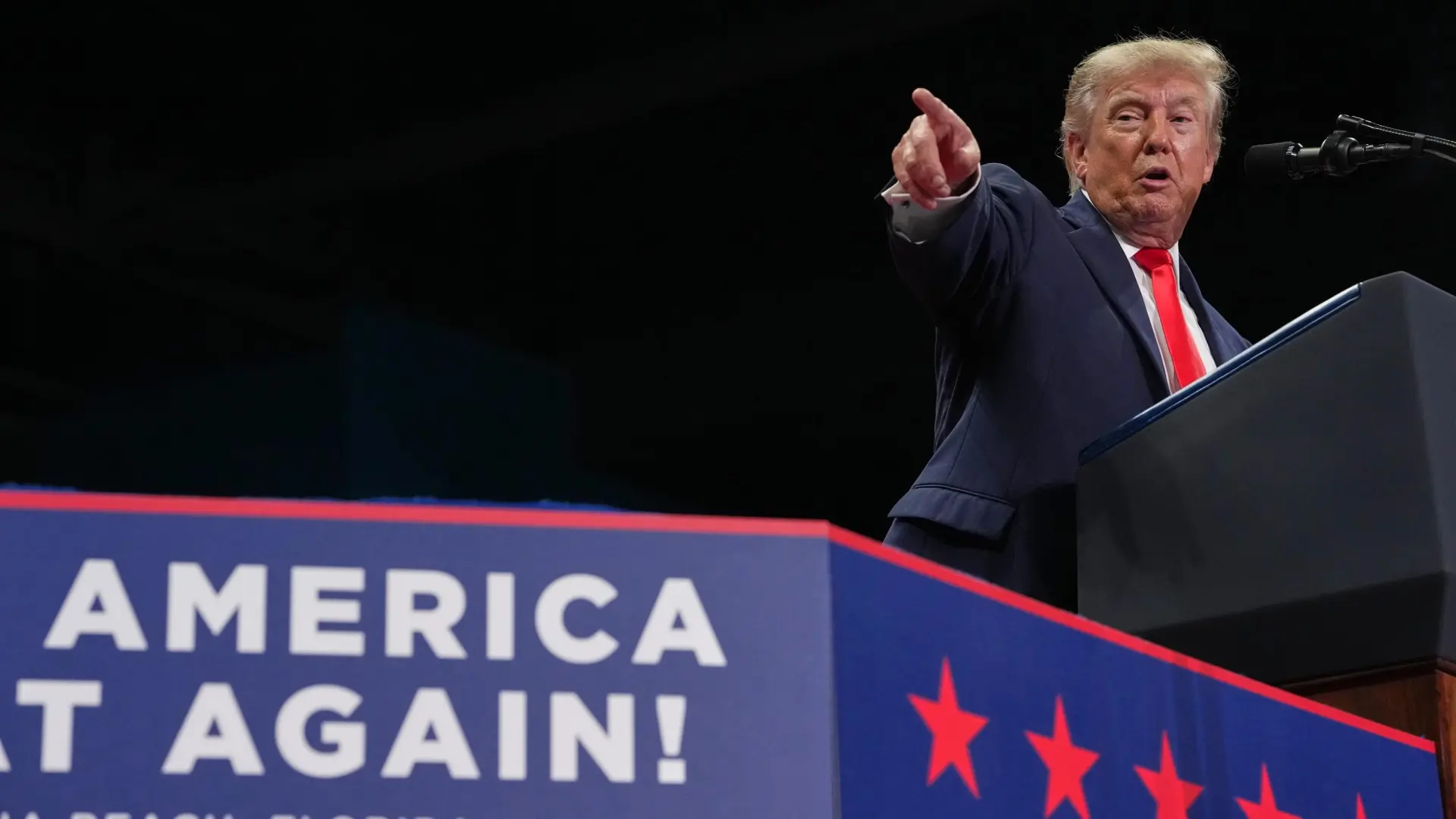 «¡Cállate, idiota, perdedor! ¡Sacadlo de aquí!»: accidentado mitin de Trump en Florida, con siete personas desalojadas
