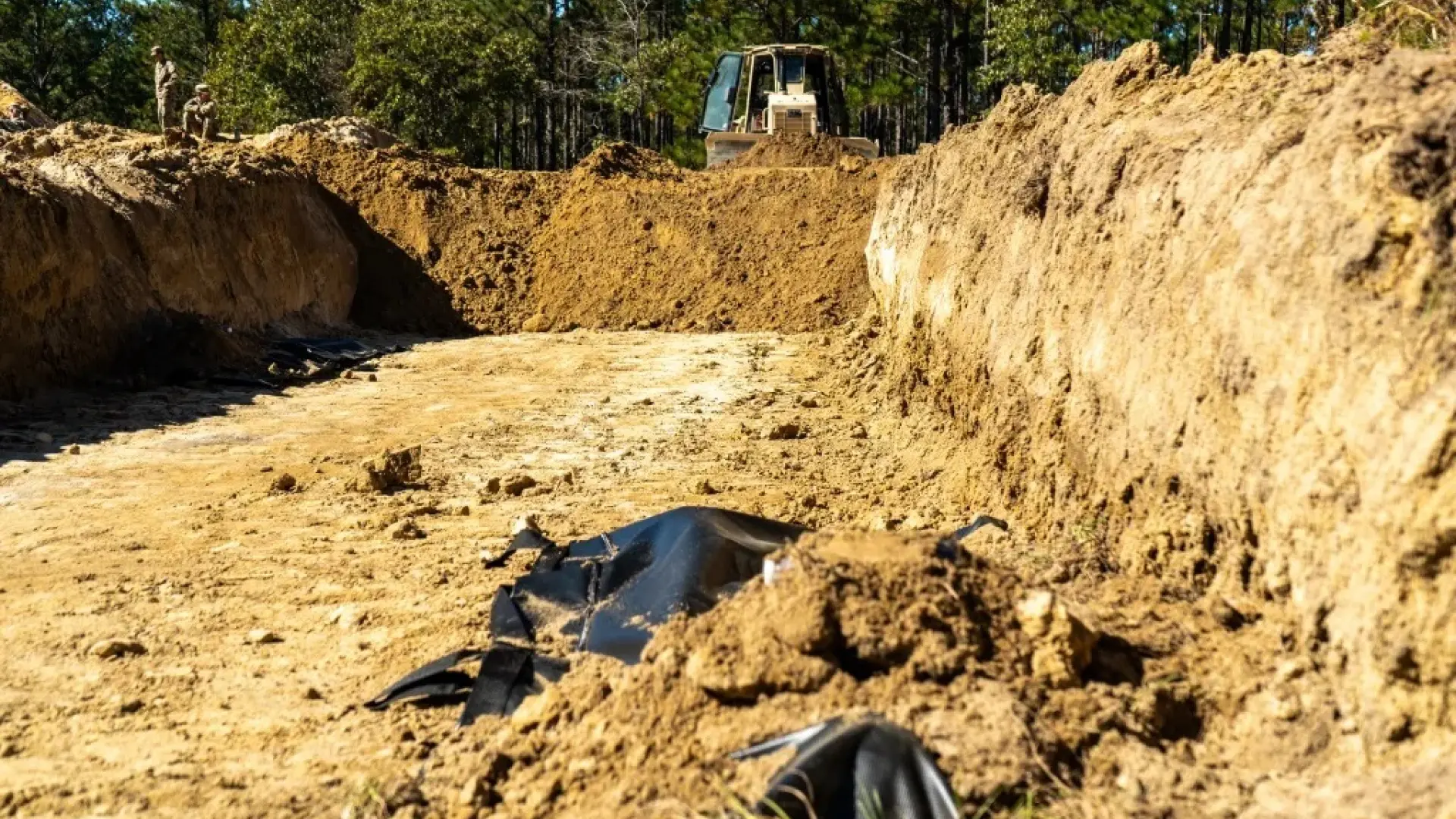 El inquietante ejercicio de entrenamiento del Ejército de EEUU: excavación de fosas comunes temporales en el campo de batalla