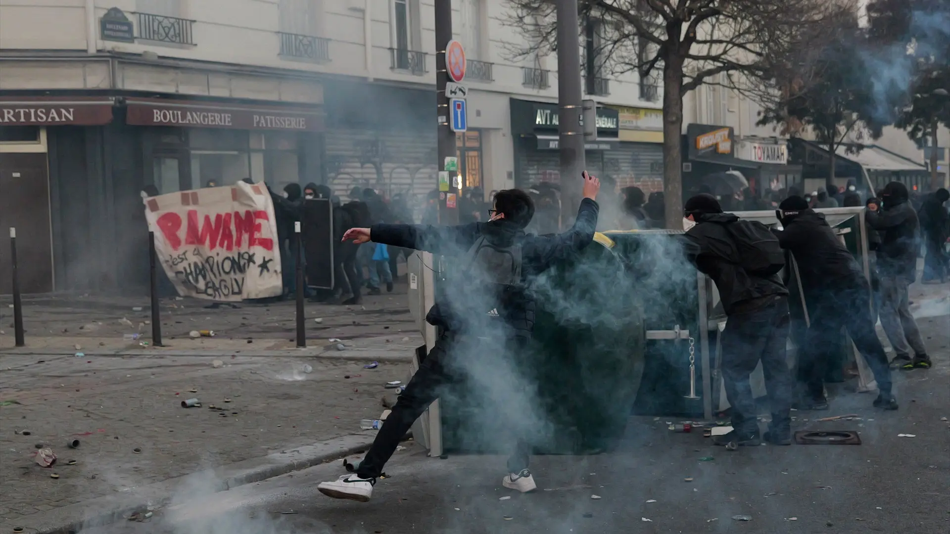 Tercer sábado de disturbios en Francia: al menos 296 detenidos en varias ciudades