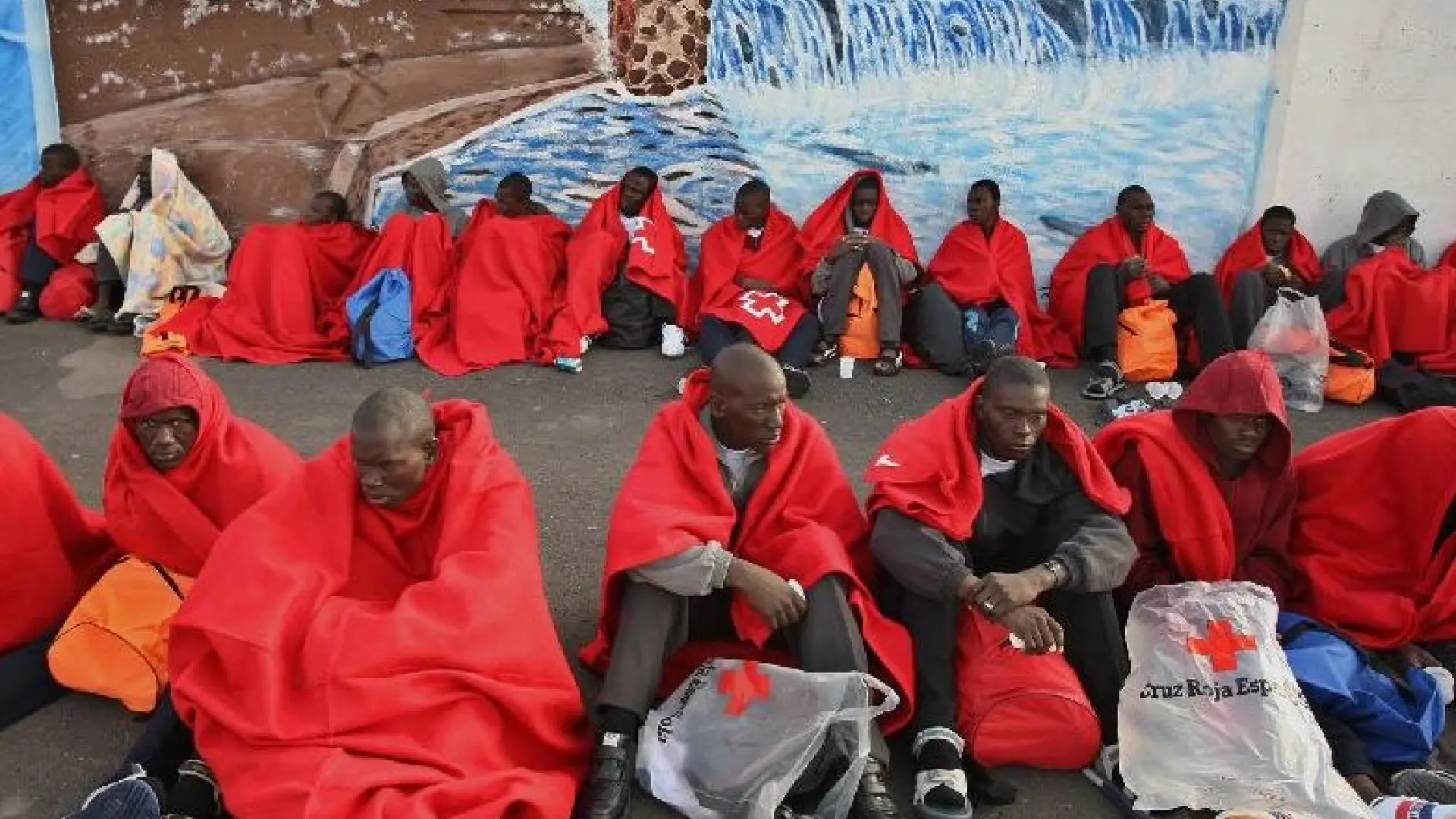 Las entradas irregulares de migrantes a la UE bajan un tercio, salvo en la ruta del Estrecho