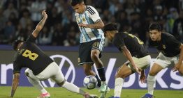 Los deslumbrantes 13 minutos de Leonel Flores en su debut con la Selección: encaró como en Boca y casi se regala un golazo