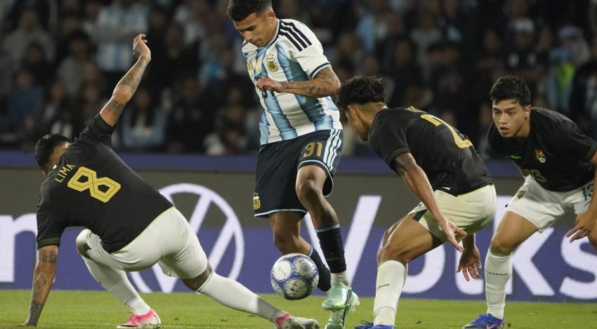 Los deslumbrantes 13 minutos de Leonel Flores en su debut con la Selección: encaró como en Boca y casi se regala un golazo