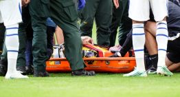 Alarma con el Dibu Martínez en la Premier League: se golpeó la cabeza y tuvo que salir en camilla en el partido del Chelsea