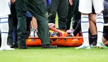 Alarma con el Dibu Martínez en la Premier League: se golpeó la cabeza y tuvo que salir en camilla en el partido del Chelsea