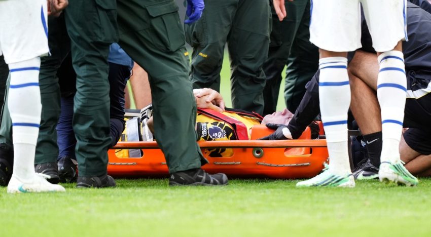 Alarma con el Dibu Martínez en la Premier League: se golpeó la cabeza y tuvo que salir en camilla en el partido del Chelsea