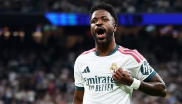 Vinícius, del éxtasis al papelón: metió un gol para Real Madrid pero el VAR se lo anuló y lo echaron por tirarle del pelo a un rival