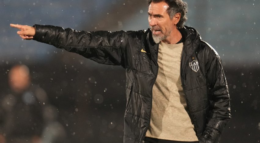 Atlético Mineiro, rival de Boca en la final de la Copa Sudamericana: resistió bajo la lluvia con drama en Montevideo, pero perdió un jugador clave