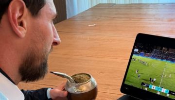 Lionel Messi siguió el partido de su nuevo club desde Rosario: buzo de Selección, mate y el apoyo al CD Eldense