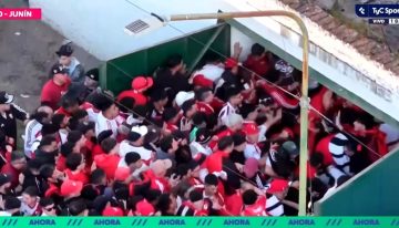Incidentes en Junín con los hinchas de River: desbordes en los ingresos y la policía arrojó gas pimienta contra la gente