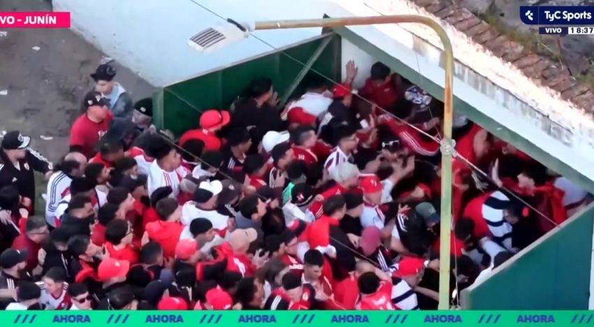 Incidentes en Junín con los hinchas de River: desbordes en los ingresos y la policía arrojó gas pimienta contra la gente