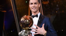 Cristiano Ronaldo festejó el Balón de Oro de la polémica con un desafiante posteo: «¡El fútbol pertenece a los hinchas!»