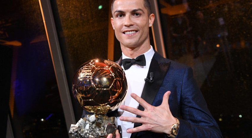 Cristiano Ronaldo festejó el Balón de Oro de la polémica con un desafiante posteo: «¡El fútbol pertenece a los hinchas!»