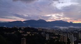 Fuertes lluvias y descargas eléctricas azotaron La Gran Caracas durante la madrugada de este #7Oct (Imágenes)